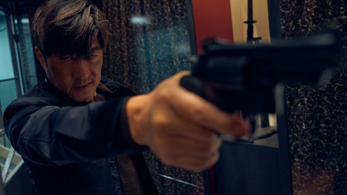 scene dalam film The Bad Guys ketika salah satu tokoh film memegang pistol akan menembak sesuatu